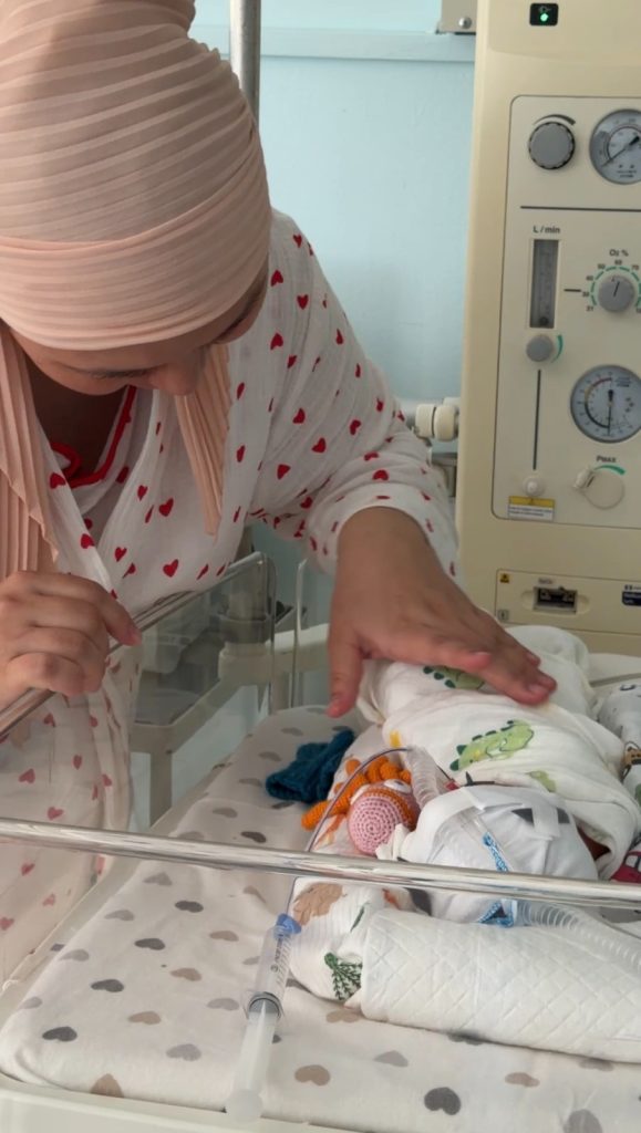 Бірден көп балалы ана атанды: Алматыда 27 жастағы әйел үш ұлды дүниеге әкелді