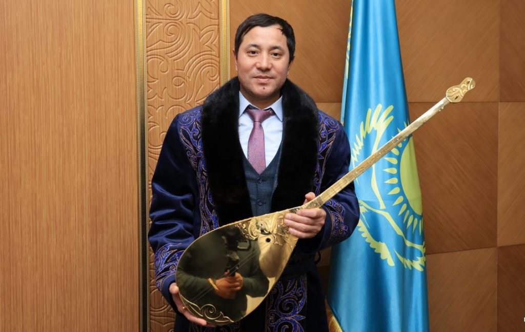 «Шайырдың шалдары, қайдасыңдар?»: Маңғыстауда айтысқа мас шыққан «Алтын домбыра» иегері жазаланды (ВИДЕО)