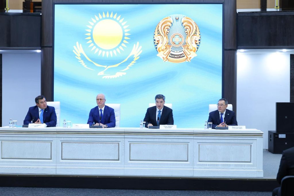 Өңірдің экономикалық аухалын екі есеге көтерген Марат Сұлтанғазиев облыс активіне алғыс айтты