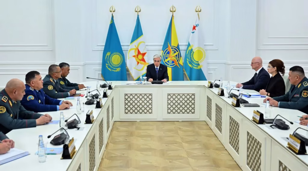 «Біздің армия өткен ғасырда қалып қойған»: Тоқаев әскерге цифрлық трансформация жүргізуді тапсырды