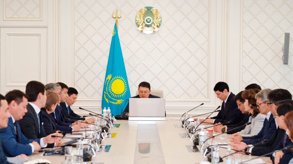 ЭКСЖ ұлттық жобасын жүзеге асыру: Қанат Бозымбаев коммуналдық желілерді жаңғыртуды қаржыландыруға банктердің қатысуын кеңейтуді тапсырды