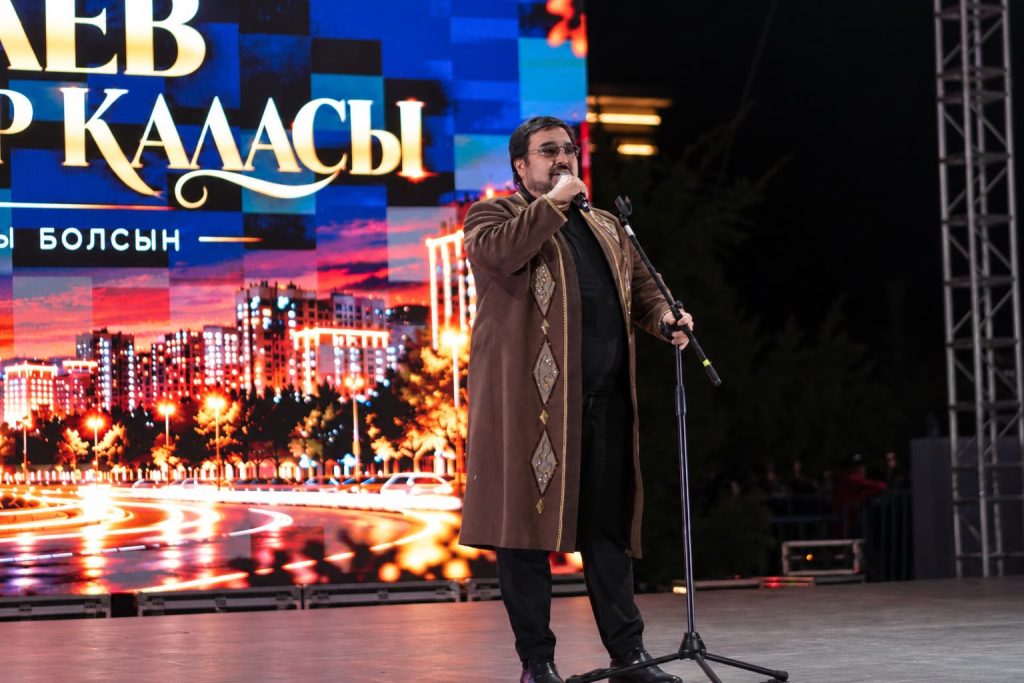 Жайқалған жағажай, ағылған туристер: Қонаев халқы Қала күнін тойлап, өңірдің дамуы жайлы мәлімет алды