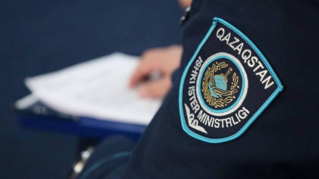 Өскемендегі дәмханада ашушаң жігіт өзіне ескерту жасаған полицейді бір теуіп өлтірді