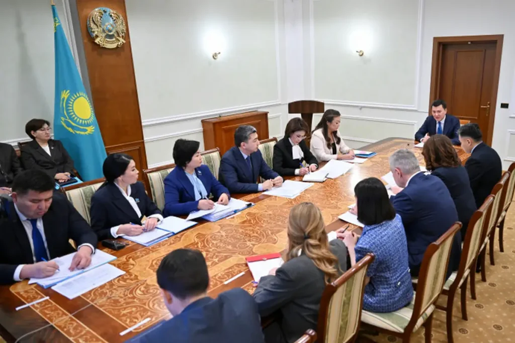 Президент бастамасымен 3 жылда балалардың құқығы мен мүддесін қорғауға арналған 11 заң қабылданды – Ерлан Қарин