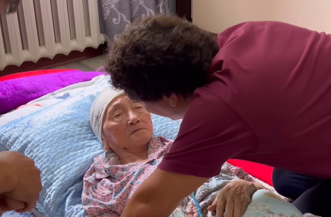 «Неге жарияладың?»: Сәкен Майғазиевтің анасының видеосын салған Кенжебектің басы дауға қалды (ВИДЕО)