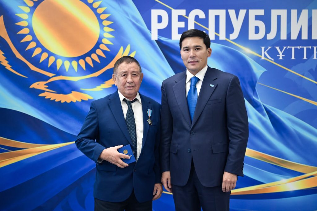 «Немеремді құшақтап, жылап жібердім»: 75 жастағы бапкер мемлекеттік награда алған сәтін еске алды
