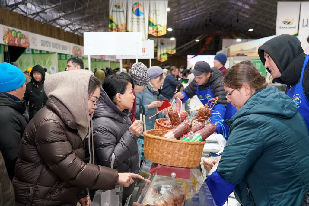 Ет, көкөніс, сүт өнімдері: Астанада ауқымды ауыл шаруашылығы жәрмеңкесі өтіп жатыр